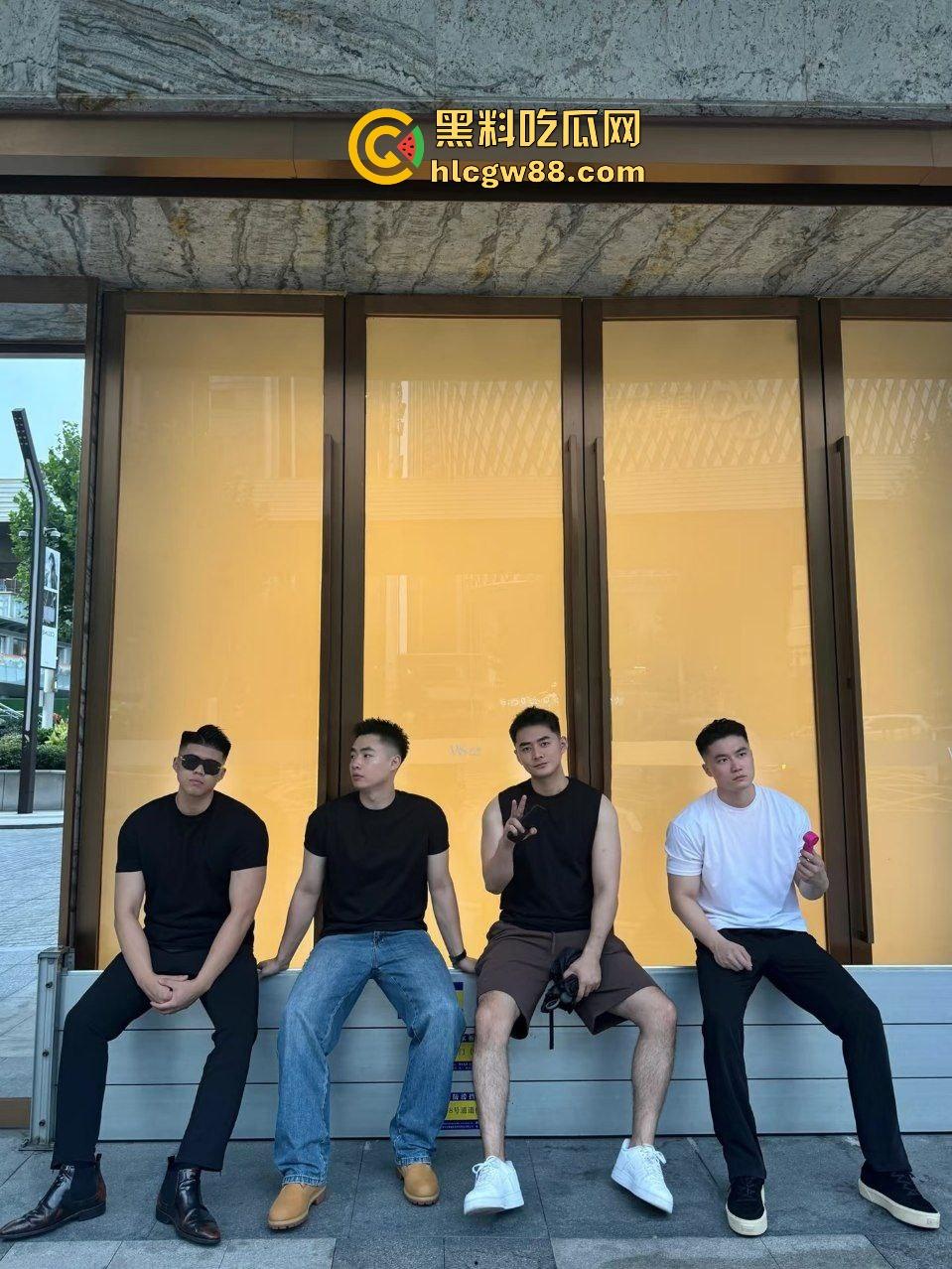 四川成都男gay肌肉健身男团，包下公共厕所大鸟转转激情搞鸡，各自脱光全裸导管撸铁！-2