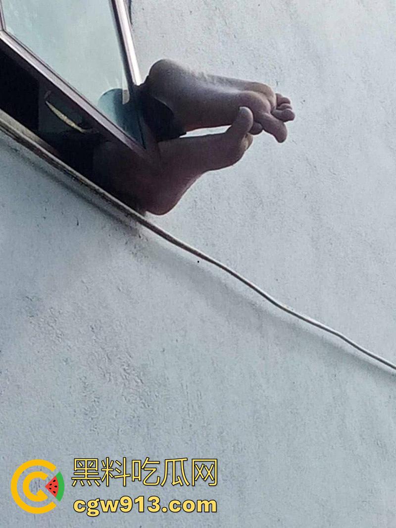 小偷也需要智商啊，越南南定省一名年轻人进行盗窃时，两只脚意外被窗户卡住，最后被警察解救下来！-5