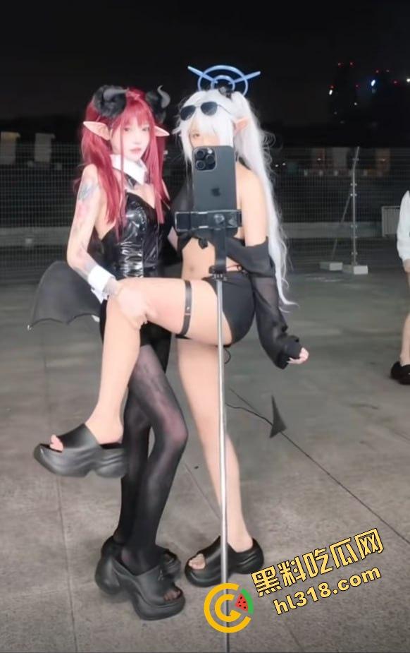 coser比比谁骚，成都夜场漫展集体裆走光，连体丝袜裹逼，内裤全外穿，宅男手机拍到爆存储！-3