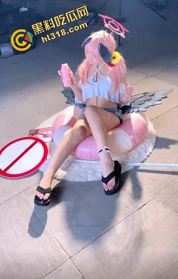 coser比比谁骚，成都夜场漫展集体裆走光，连体丝袜裹逼，内裤全外穿，宅男手机拍到爆存储！-5