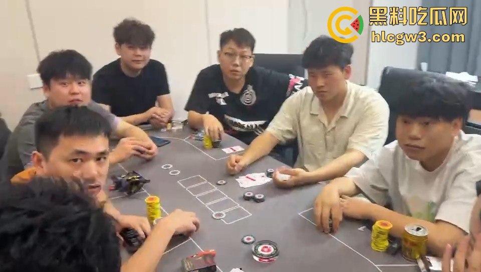 这是出老千还是欠债不还？精神小伙赌博场直接抄尼泊尔军刀棒球棍，暴力出手太狠了！-1