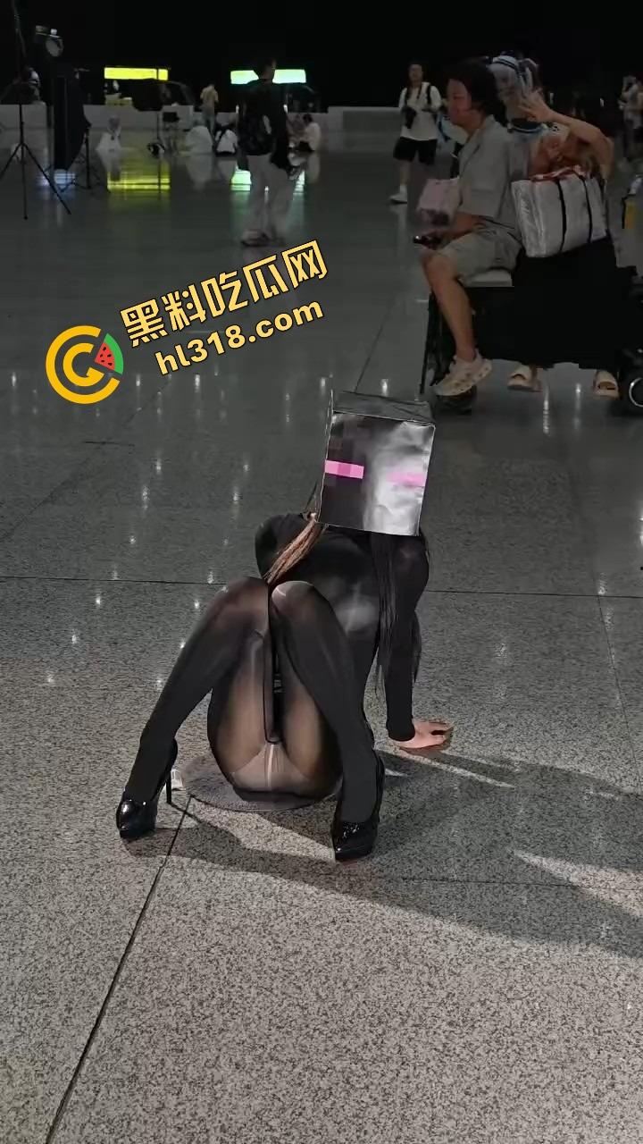 coser比比谁骚，成都夜场漫展集体裆走光，连体丝袜裹逼，内裤全外穿，宅男手机拍到爆存储！-12