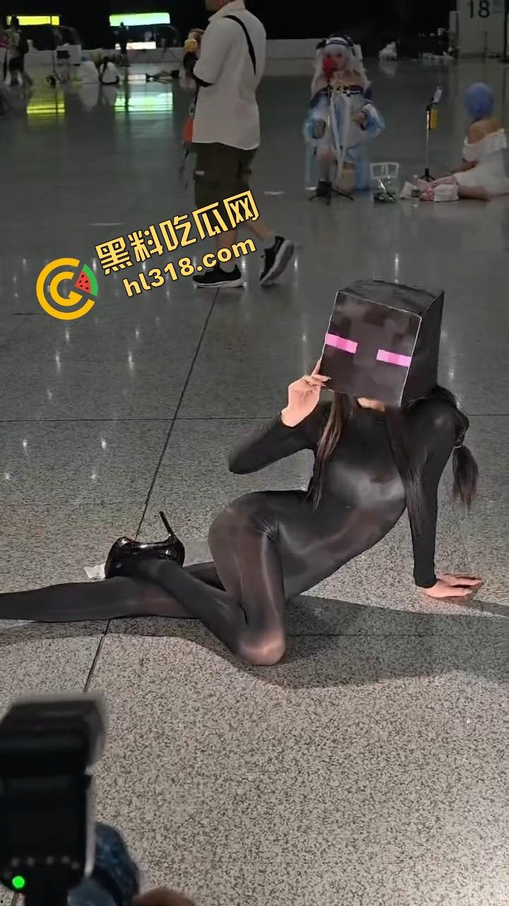 coser比比谁骚，成都夜场漫展集体裆走光，连体丝袜裹逼，内裤全外穿，宅男手机拍到爆存储！-14