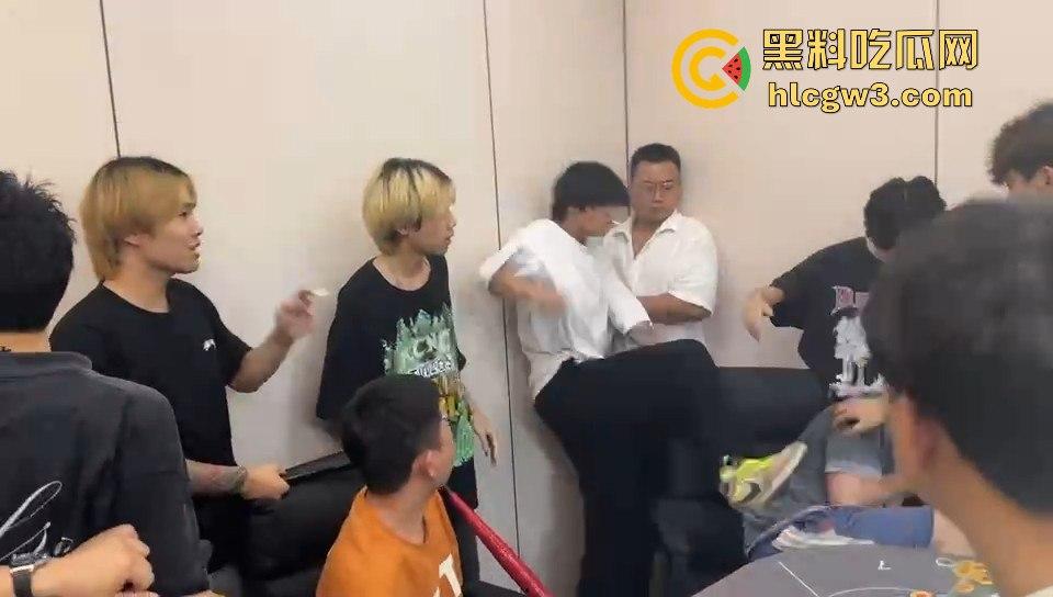 这是出老千还是欠债不还？精神小伙赌博场直接抄尼泊尔军刀棒球棍，暴力出手太狠了！-8