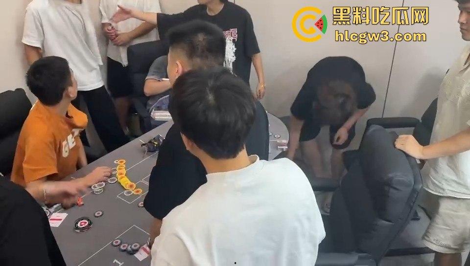 这是出老千还是欠债不还？精神小伙赌博场直接抄尼泊尔军刀棒球棍，暴力出手太狠了！-9