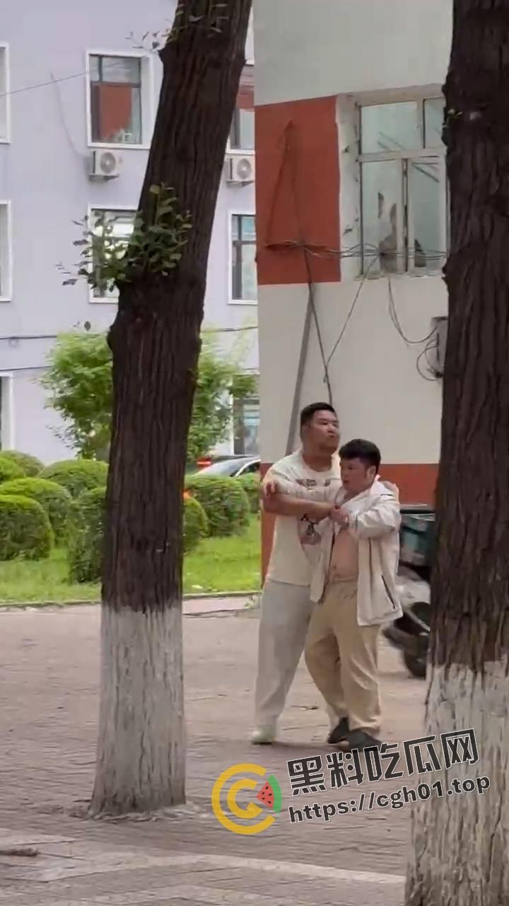 胖熊男孩捉奸现场！母熊胖0发泼打滚要出轨男友给说法  屁眼怪都这么搞笑吗-3