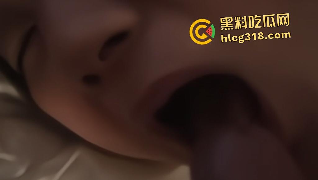 反差大学生3P狂欢，男友和好兄弟双管齐下前后夹击，母狗进化成金毛狮王用嘴当盆接住精子！-8