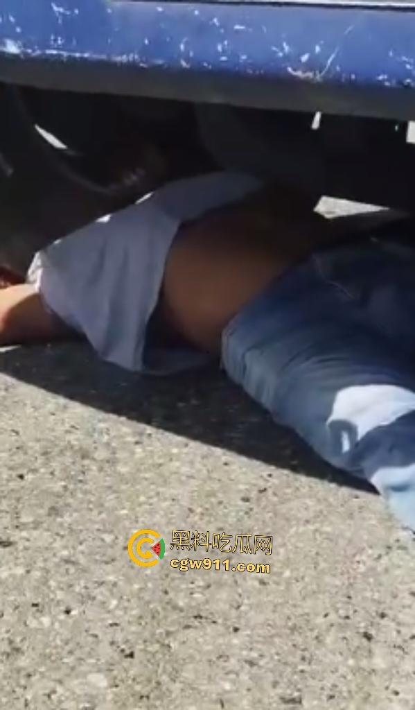 印尼摩托狂飙遭碾压！脑袋头皮刮飞露白骨，摩托吱吱狂响，车祸现场震碎人心，这还能救活吗？-6