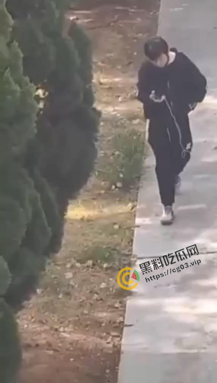 山东外事学院  一男学生偷内裤 精挑细选一条红色大妈裤  被楼上女生拍下曝光  校园群里疯传-7