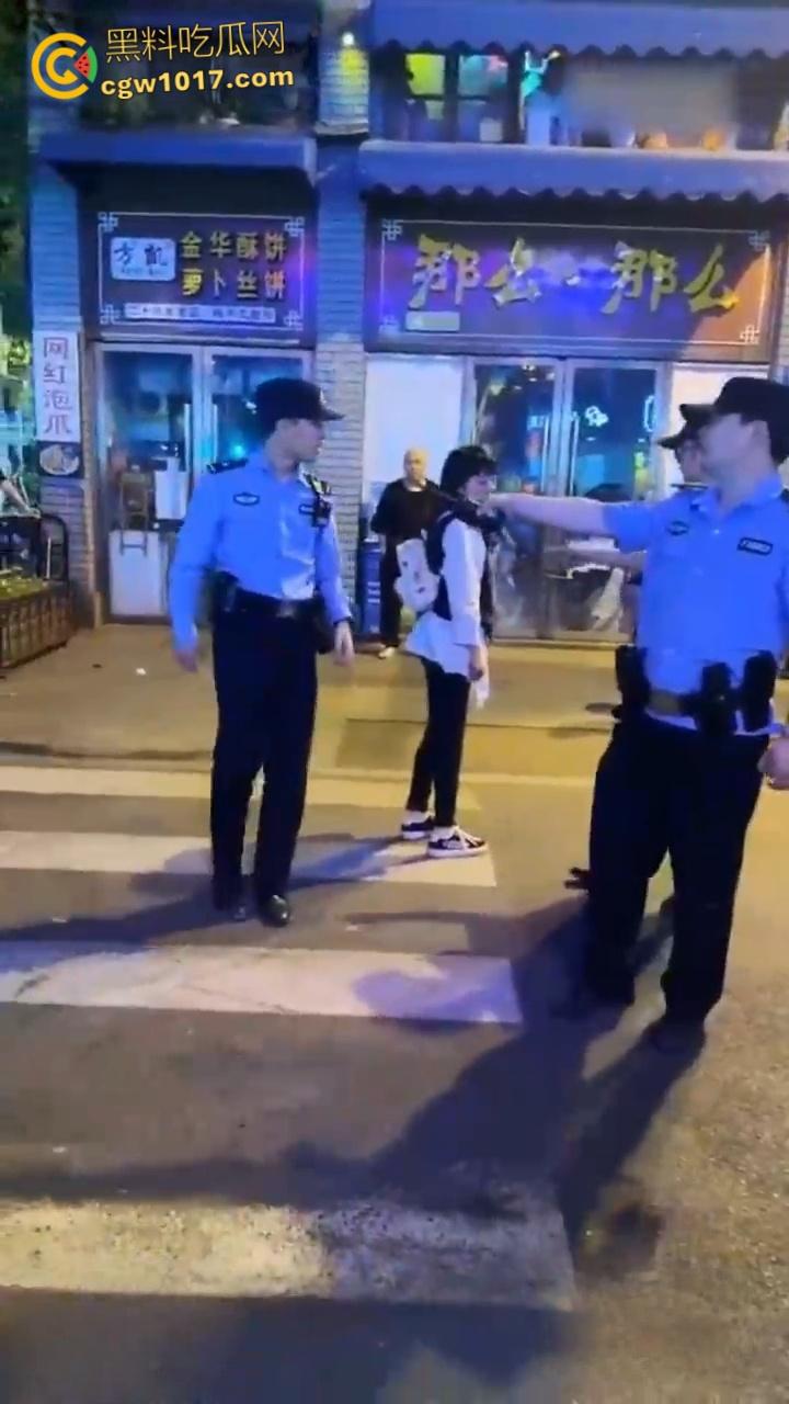 浙江金华万盛南街，油腻大叔被小仙女制服还扒掉衣服，还告知警察自己被猥亵，网友纷纷讨论是女的诬陷大哥 !-5