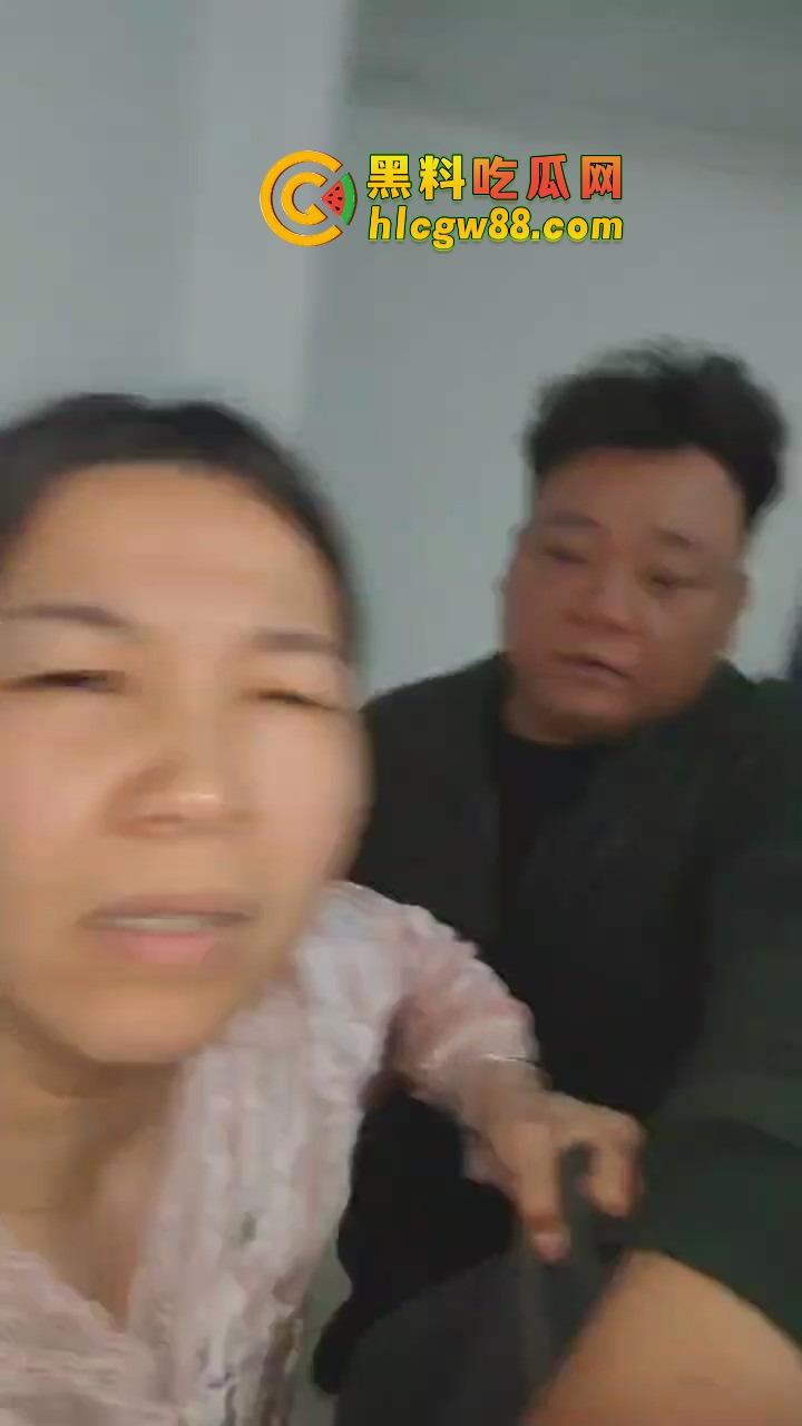 福建老哥偷情被捉奸，钻床底躲猫猫？老公带兄弟围剿，藏得了一时藏不了一世！-3