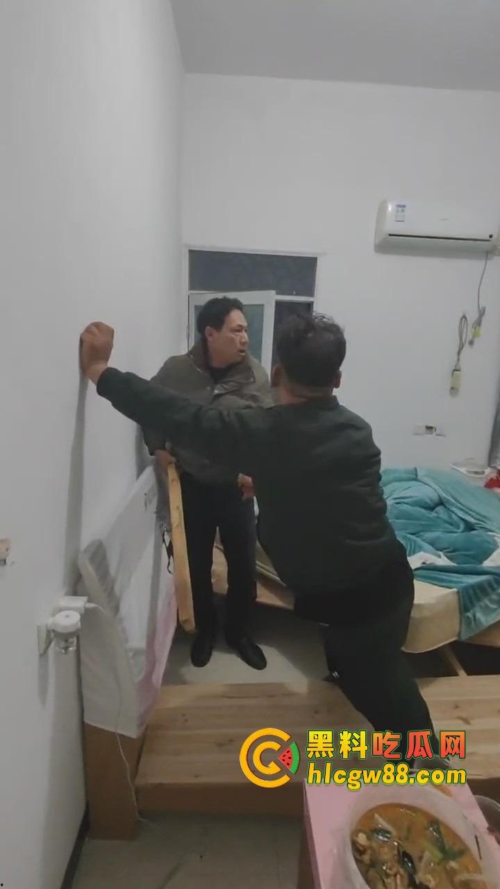 福建老哥偷情被捉奸，钻床底躲猫猫？老公带兄弟围剿，藏得了一时藏不了一世！-10