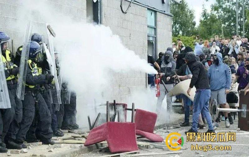 零元购来了！英国近10年最大暴乱!多个城市当街打砸抢烧-4