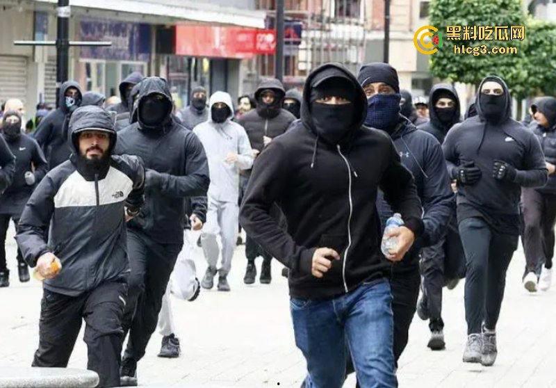 零元购来了！英国近10年最大暴乱!多个城市当街打砸抢烧-6