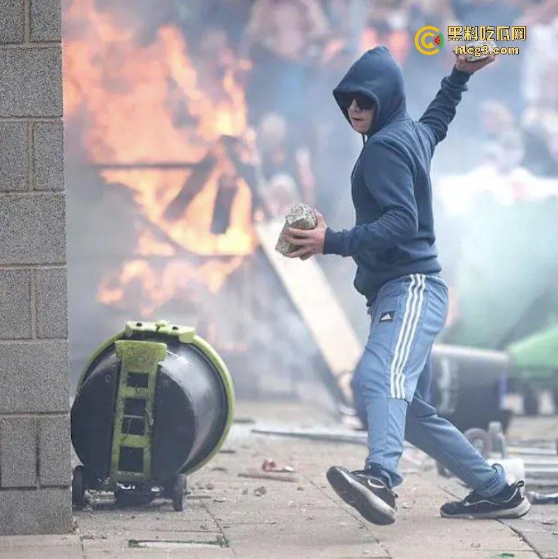 零元购来了！英国近10年最大暴乱!多个城市当街打砸抢烧-8