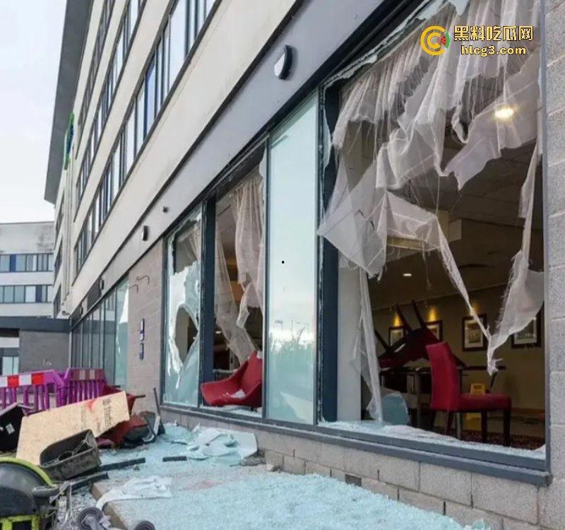 零元购来了！英国近10年最大暴乱!多个城市当街打砸抢烧-11