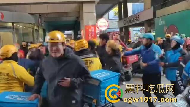 21世纪外卖员经典战役，美饿大战、出餐口大战后厨等等名场面，当今社会最不好惹的一群人，生死看淡不服就干！-9
