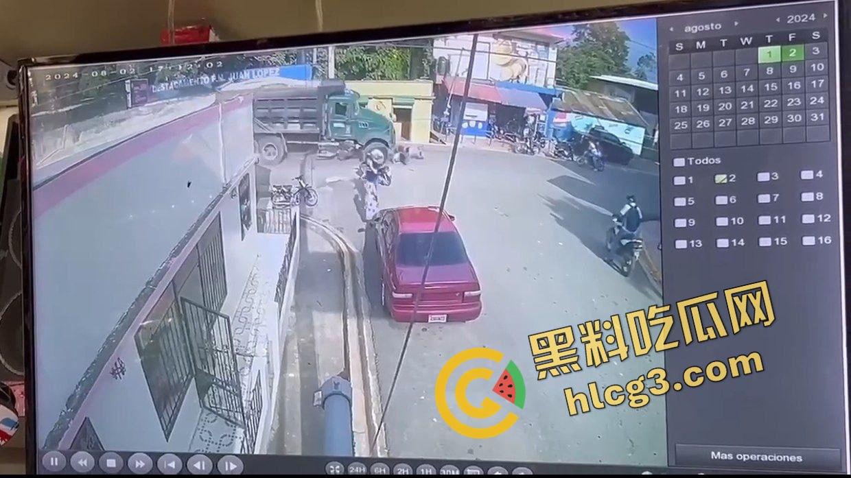 多米尼加 一卡车刹车失灵 连环撞车 碾压摩托车 致2人当场死亡 多人受伤！-1