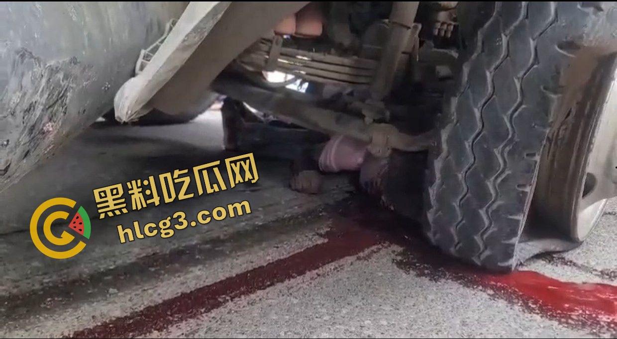 多米尼加 一卡车刹车失灵 连环撞车 碾压摩托车 致2人当场死亡 多人受伤！-6