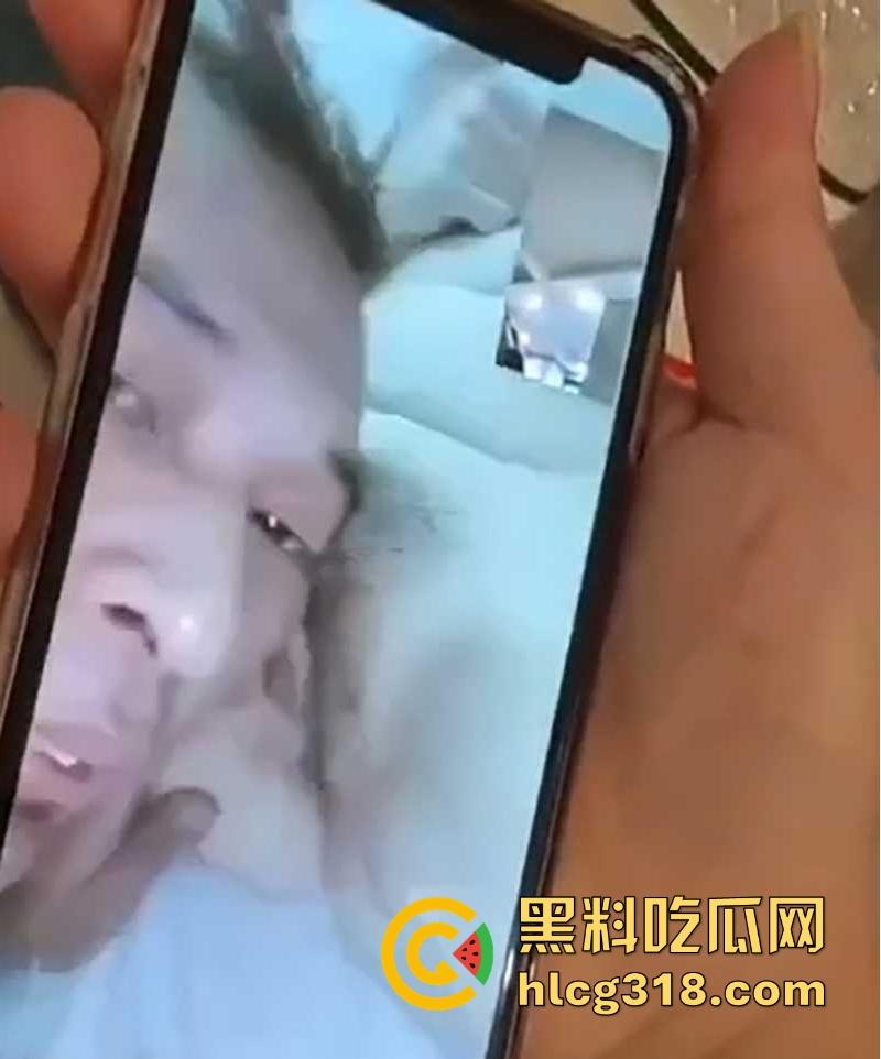 抖音网红【宏少传媒】沐足调戏微胖大奶技师，加钟外出约炮，边操边视频聊天炫耀！-11