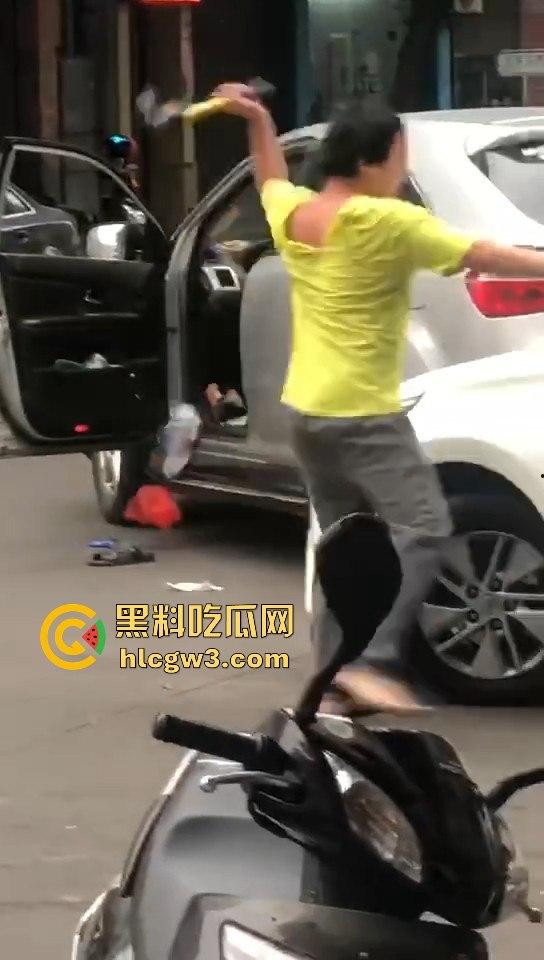 顺德街头武德尽失，黄衣憨憨被揍后不服，扳手砸车泄愤，真就得饶人处且饶怂呗？-10