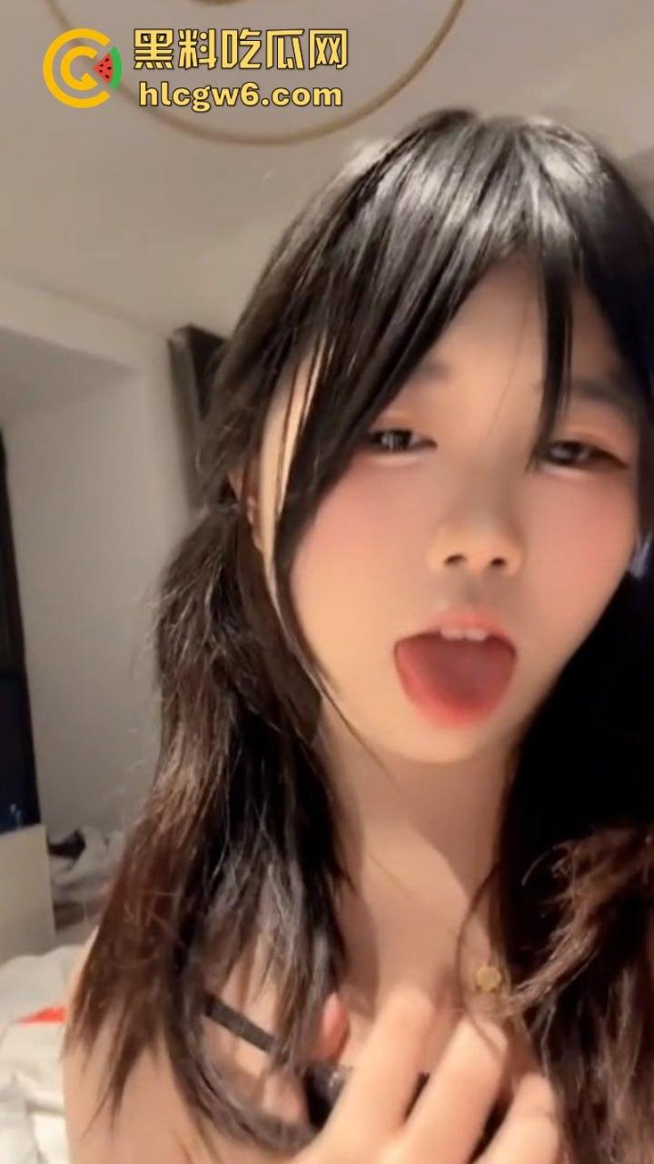 抖音人气嫩妹【幸酱】私拍照大尺度曝光 超嫩小粉穴近距离自慰表演呻吟不止 全程高能骚叫绝对把你叫硬-7