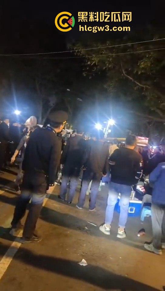 广州市海中村城管狗打商贩！冲突激烈街头变战场！真该用坦克300来对付这些城管畜生！-3