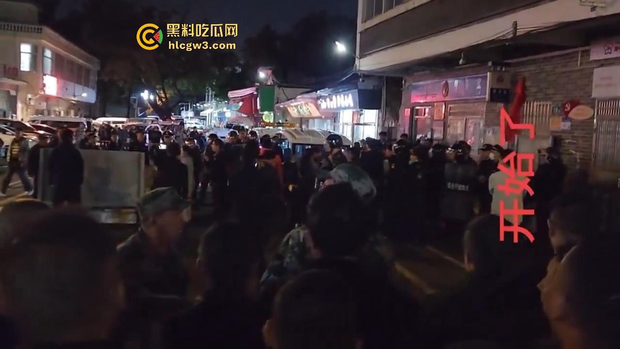 广州市海中村城管狗打商贩！冲突激烈街头变战场！真该用坦克300来对付这些城管畜生！-6
