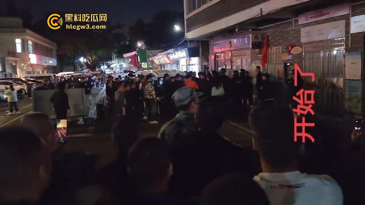 广州市海中村城管狗打商贩！冲突激烈街头变战场！真该用坦克300来对付这些城管畜生！-7