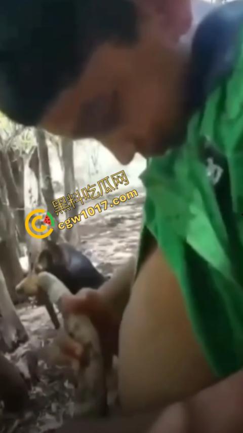 印度阿三享受变态玩乐：鸡巴爆操蜥蜴嫩穴，直到精液喷涌，炫耀异样快感，震撼画面引无数网民围观-3