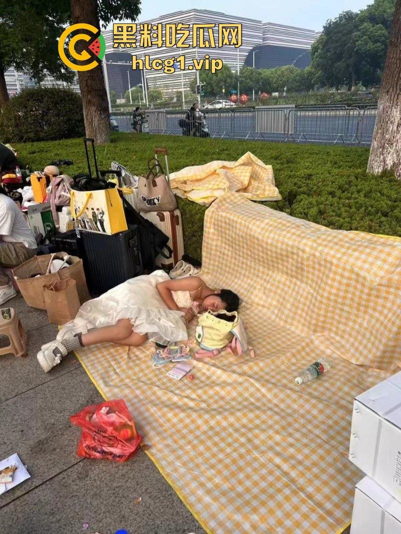 时代少年团真不愧是内娱顶流！此刻常州奥体的外场气氛嗨到堪比演唱会现场！-4