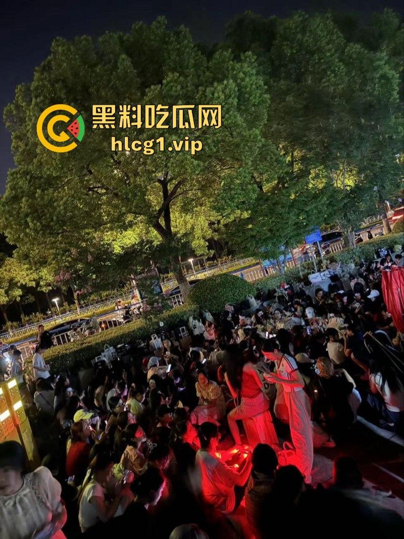 时代少年团真不愧是内娱顶流！此刻常州奥体的外场气氛嗨到堪比演唱会现场！-5