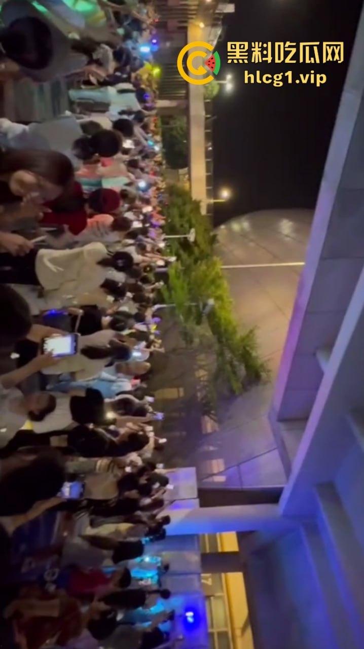 时代少年团真不愧是内娱顶流！此刻常州奥体的外场气氛嗨到堪比演唱会现场！-6