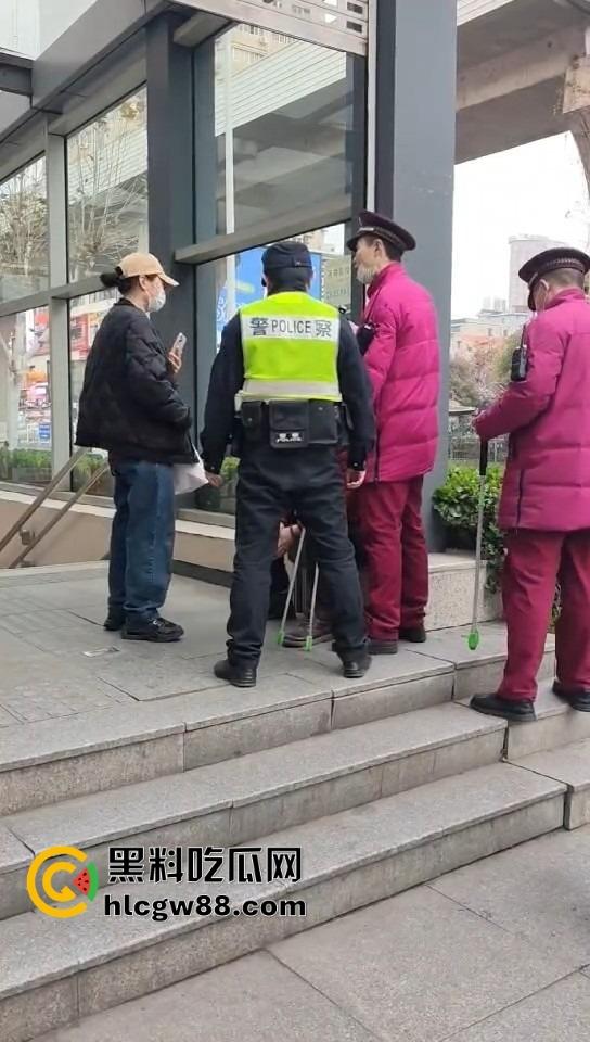 武汉地铁上演最牛逃票大妈，三个辅警拦不住，学生卡在手，长楼梯狂奔，年轻人看了都自愧不如！-9