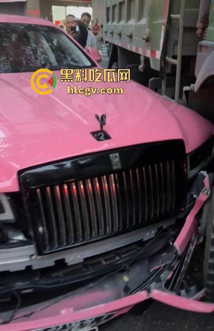 独家爆料！全网找的粉色劳斯莱斯车主现身！潮汕富婆朱根草，撞大货车全责判司机，赔偿费恐破百万！-13