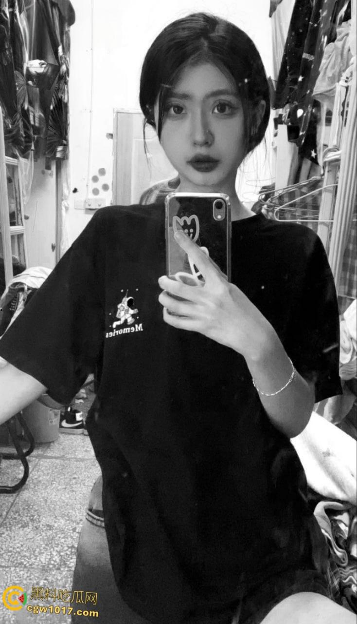 福建师范大学校花【李晓梅】她翘起雪白肥臀，白丝玉足玩弄男友大屌，粉嫩小穴被后入狂操呻吟不断！-1