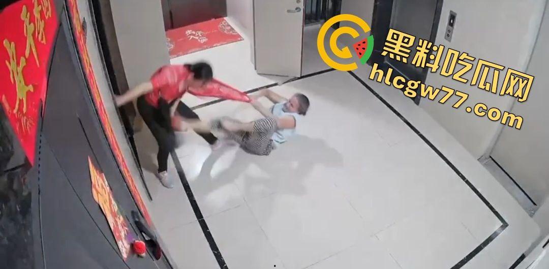 青岛阳光水岸疯老太夜袭邻居，老人被揍成猪头，监控曝变态暴行！-2