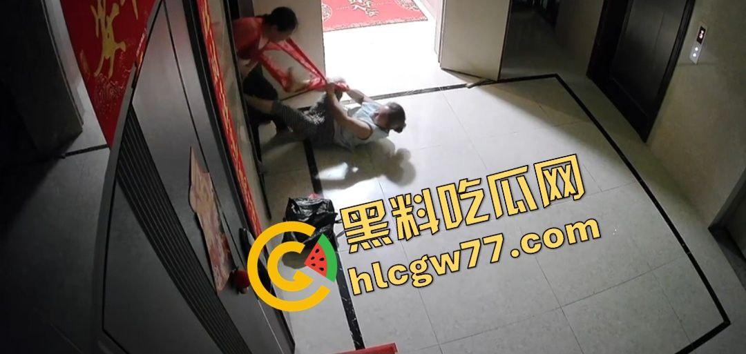 青岛阳光水岸疯老太夜袭邻居，老人被揍成猪头，监控曝变态暴行！-6
