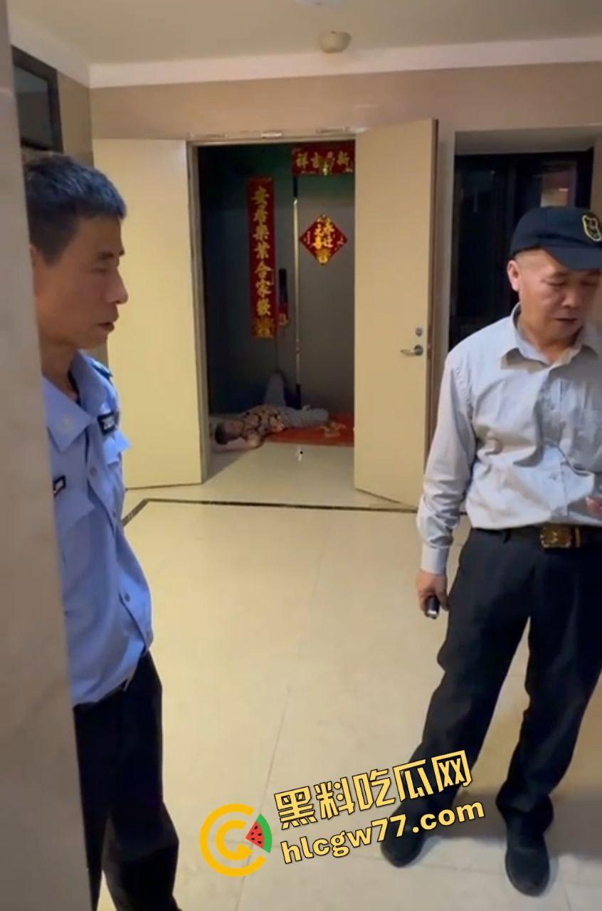 青岛阳光水岸疯老太夜袭邻居，老人被揍成猪头，监控曝变态暴行！-8