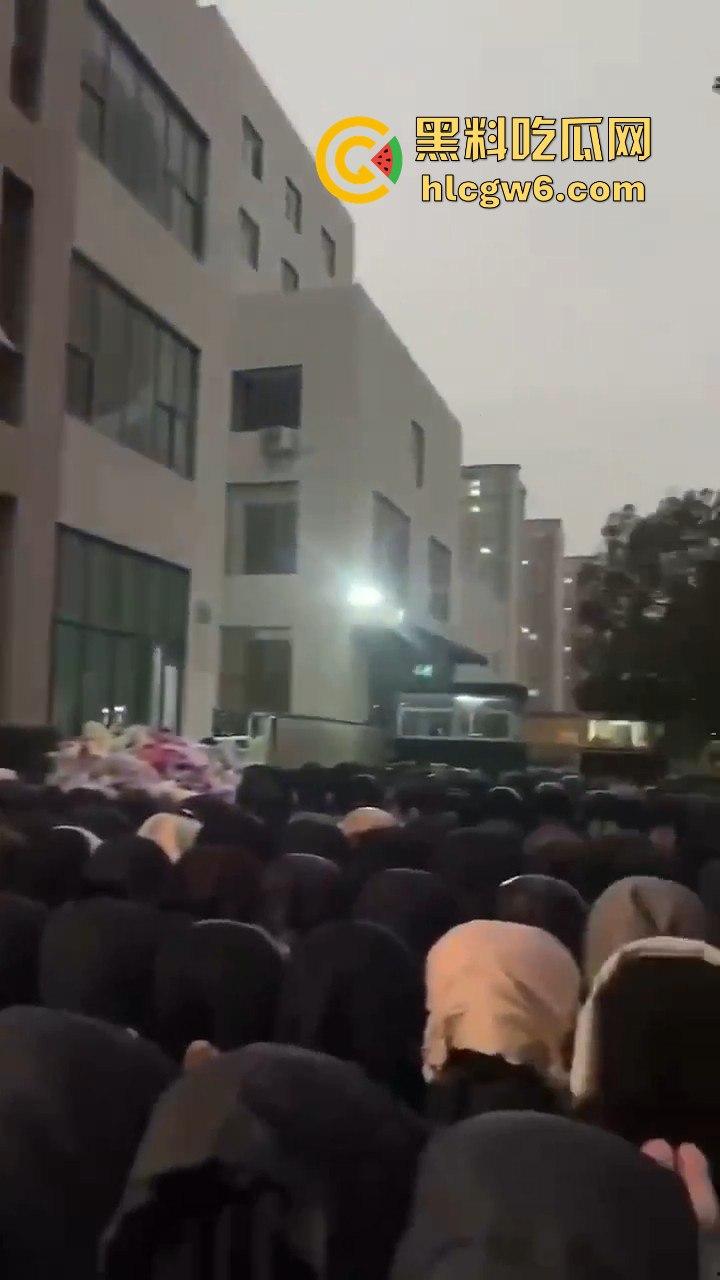 云南玉溪大批穆斯林在玉溪市政府前非法聚集声援，据称因当天警察从一间餐厅带走他们的头目【阿訇马玉巍】。-4