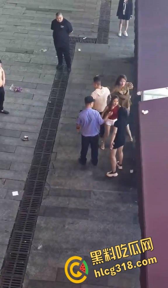 精神小妹街头撕逼大战，现场大奶子都打的一甩一甩的露出来了，毫不在意继续干瓜友们爱看！-7