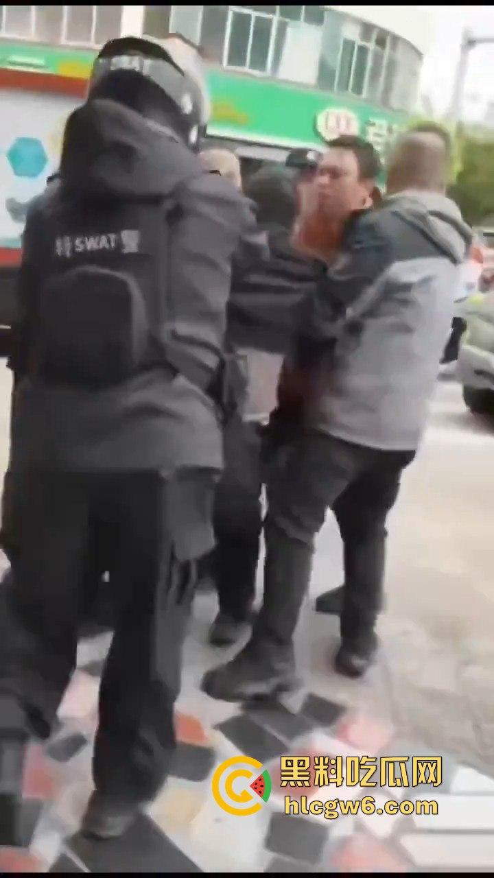 云南玉溪大批穆斯林在玉溪市政府前非法聚集声援，据称因当天警察从一间餐厅带走他们的头目【阿訇马玉巍】。-8