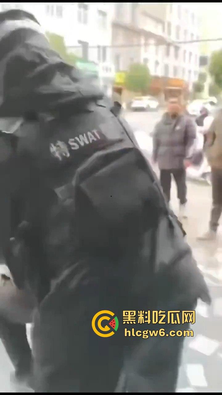 云南玉溪大批穆斯林在玉溪市政府前非法聚集声援，据称因当天警察从一间餐厅带走他们的头目【阿訇马玉巍】。-9