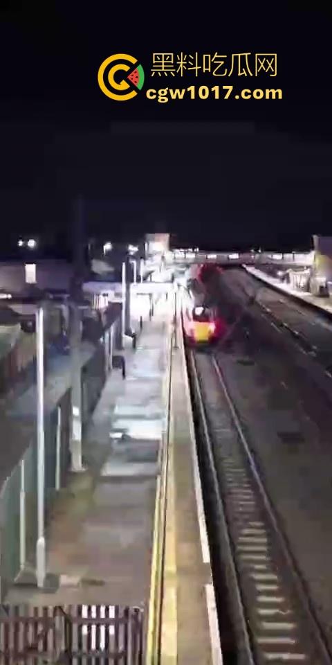 英国一火车发生持刀行凶事件！有多人被送往医院治疗，已有两人被警方逮捕，现场围满了警察像拍电影一样！-4