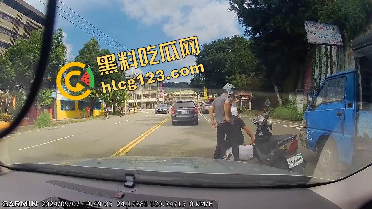 台湾便衣警察摩托车别停货车，上演街头惊险抓捕在逃犯！-9