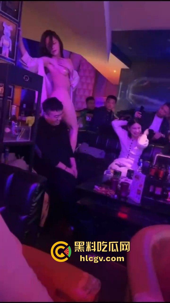 几兄弟酒吧实战，兄弟被妹子逼都蹭脸上了不敢动手！另一边恨不得长两嘴，轮番亲到脸上满是口水！-10