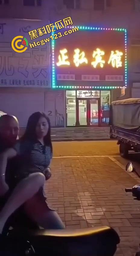 辽宁软饭男真实上演软饭硬吃，足浴店下班接人，老婆被操到下面疼，他还劝她继续干一年！-6