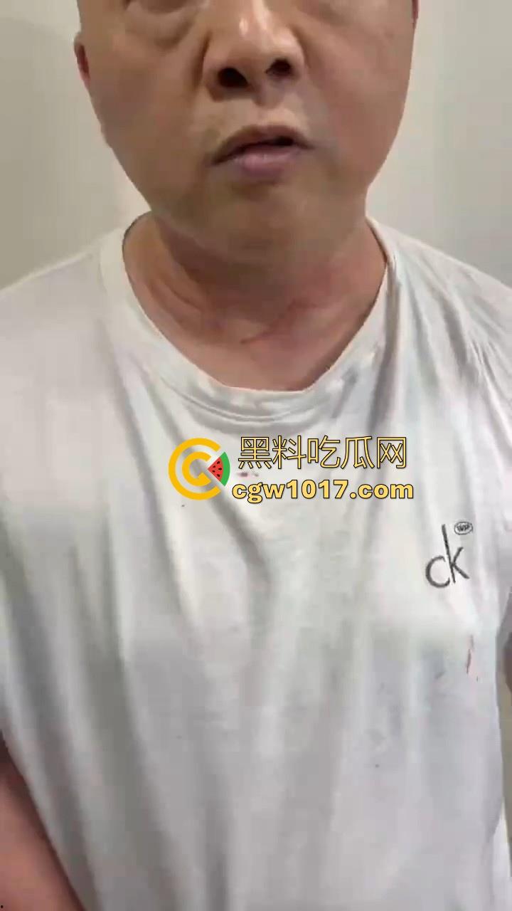 人在河边走哪有不湿鞋啊！中年大哥赌博出老千被当场捉住，惨遭围殴毒打，本想还手奈何对方人多！-5