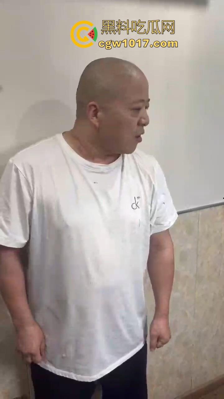 人在河边走哪有不湿鞋啊！中年大哥赌博出老千被当场捉住，惨遭围殴毒打，本想还手奈何对方人多！-6