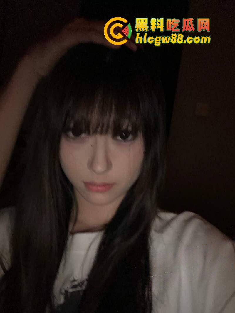 芜湖学生妹『李娜』极品骚货经期还浴血操翻，长腿冷脸反差婊，骑鸡巴狂摇逼水喷炸，镜头前吃屌嗨到爆！-1